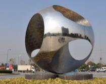 不銹鋼雕塑是工業(yè)發(fā)展的結(jié)果，豐富了雕塑市場